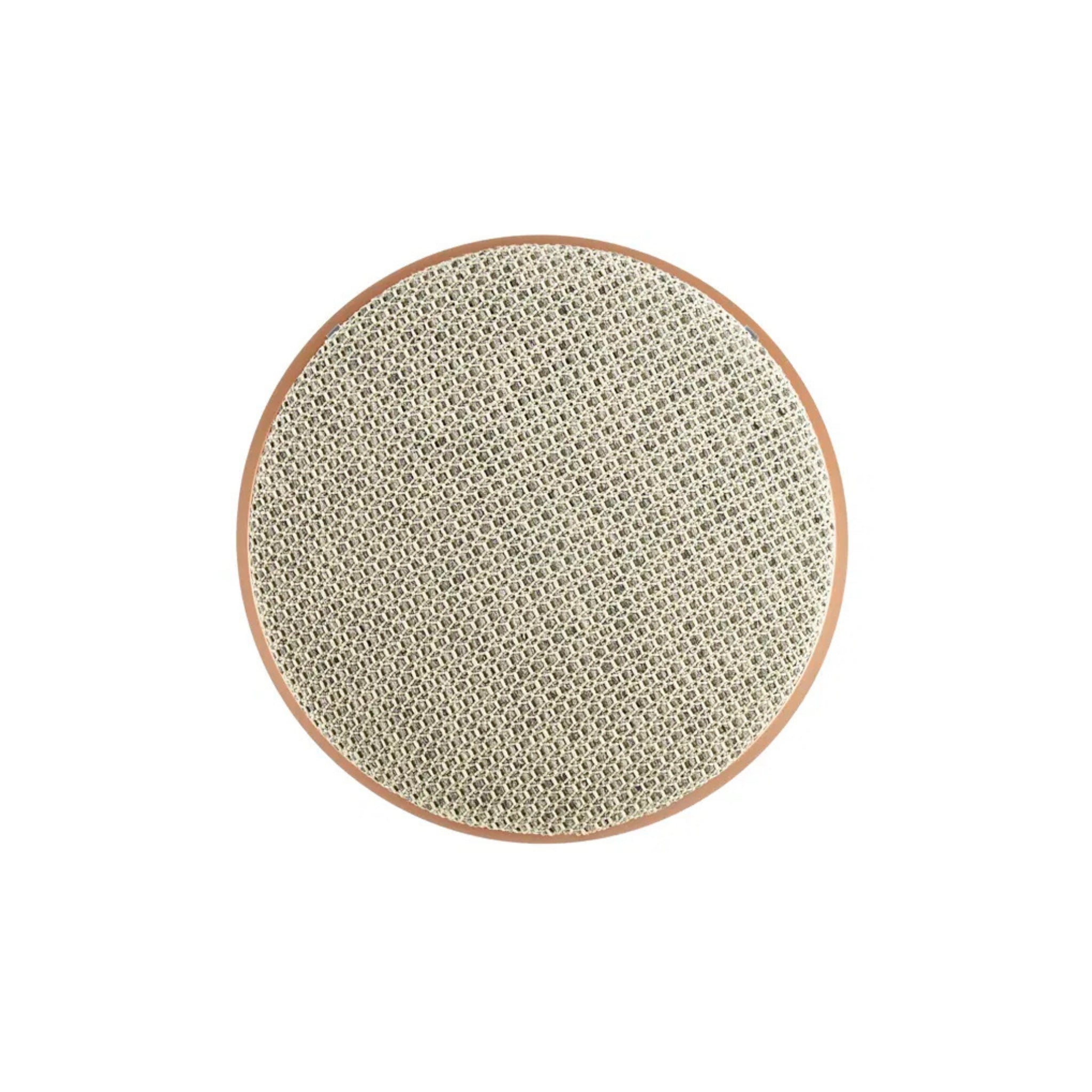 De Jacob Jensen Optische Rookmelder Koper D10, een rond beige apparaat met een rastervormige textuur en een gladde lichtbruine rand, wordt getoond tegen een witte achtergrond.