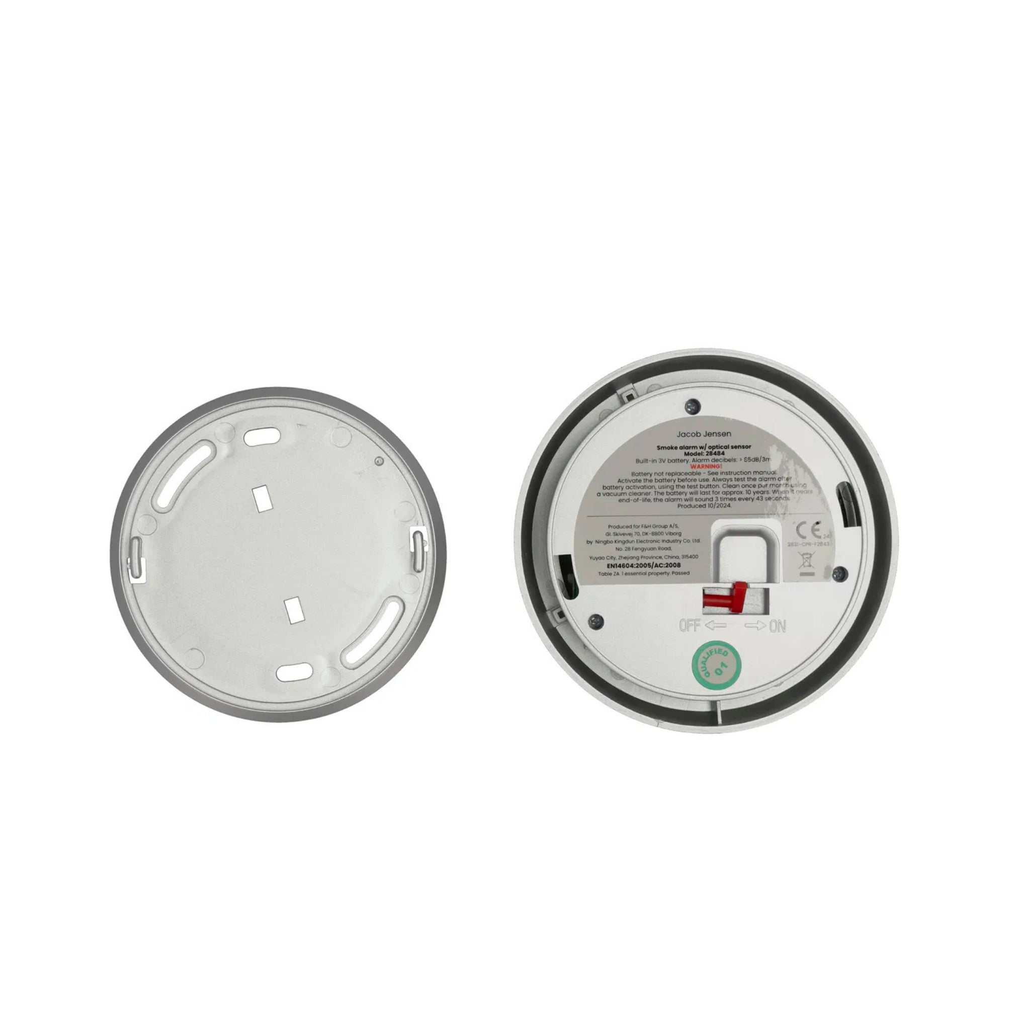 Twee aanzichten van de Jacob Jensen Optical Rookmelder Zilver D10: links de verwijderde montageplaat; rechts het Scandinavische ontwerp van Jacob Jensen met duidelijke labels, een batterijvak en een aan/uit-schakelaar.