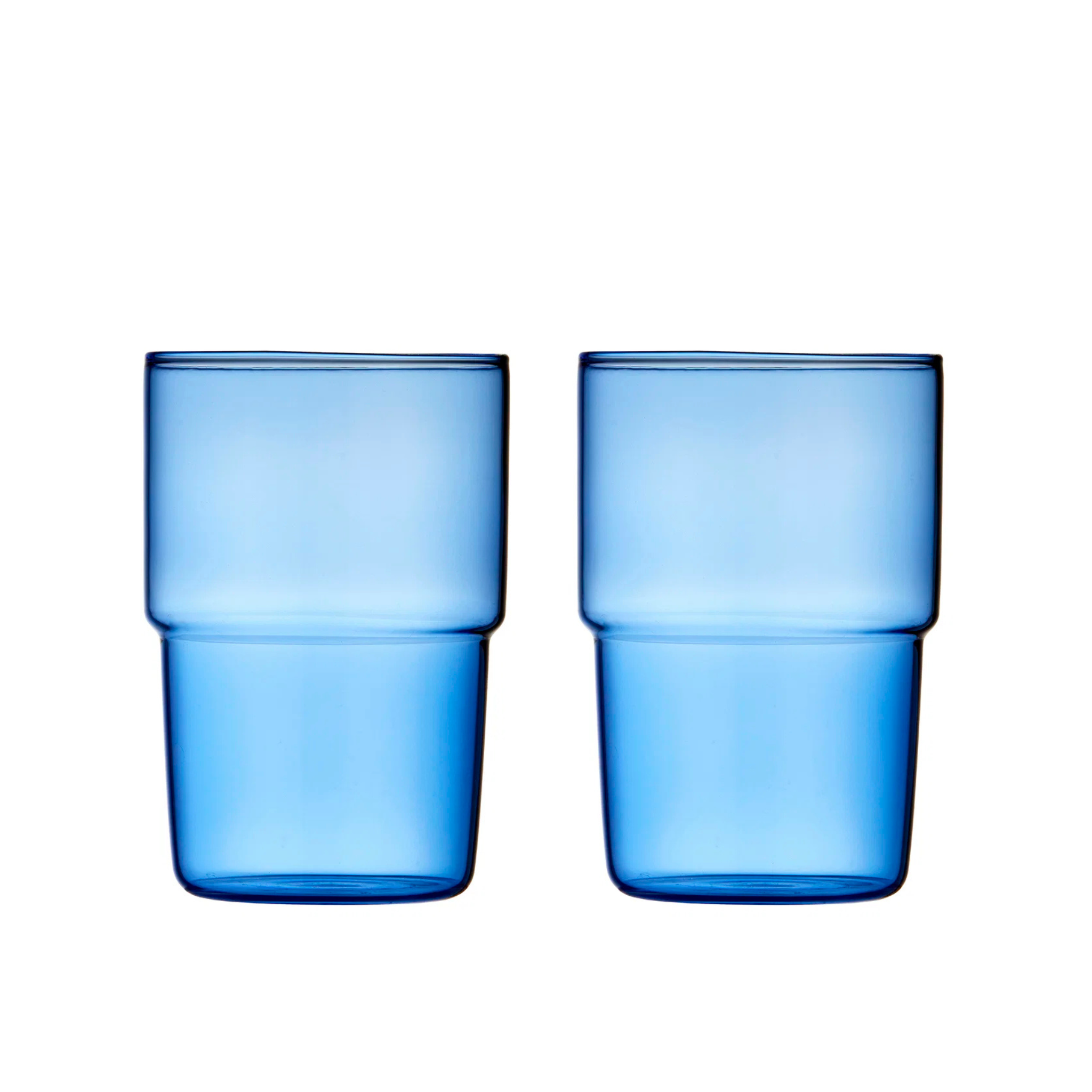Two Lyngby Glas Torino Blauwe glazen (40 cl, set van 2) met een modern, minimalistisch ontwerp staan zij aan zij op een witte achtergrond. Ze zijn vervaardigd uit duurzaam borosilicaatglas voor blijvende elegantie.