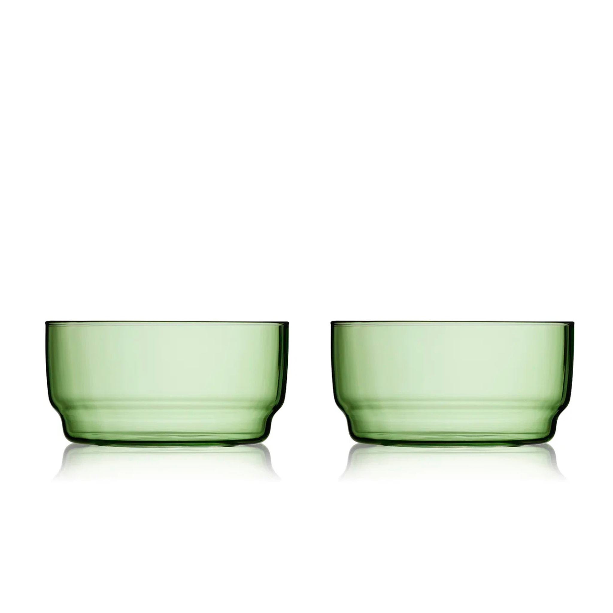 Twee identieke Lyngby Glas Torino Kom Groen D12 kommen, gemaakt van duurzaam borosilicaatglas met slanke, afgeronde zijkanten, staan naast elkaar op een wit oppervlak, met subtiele reflecties eronder. Merk: Lyngby Glas. Set van 2.