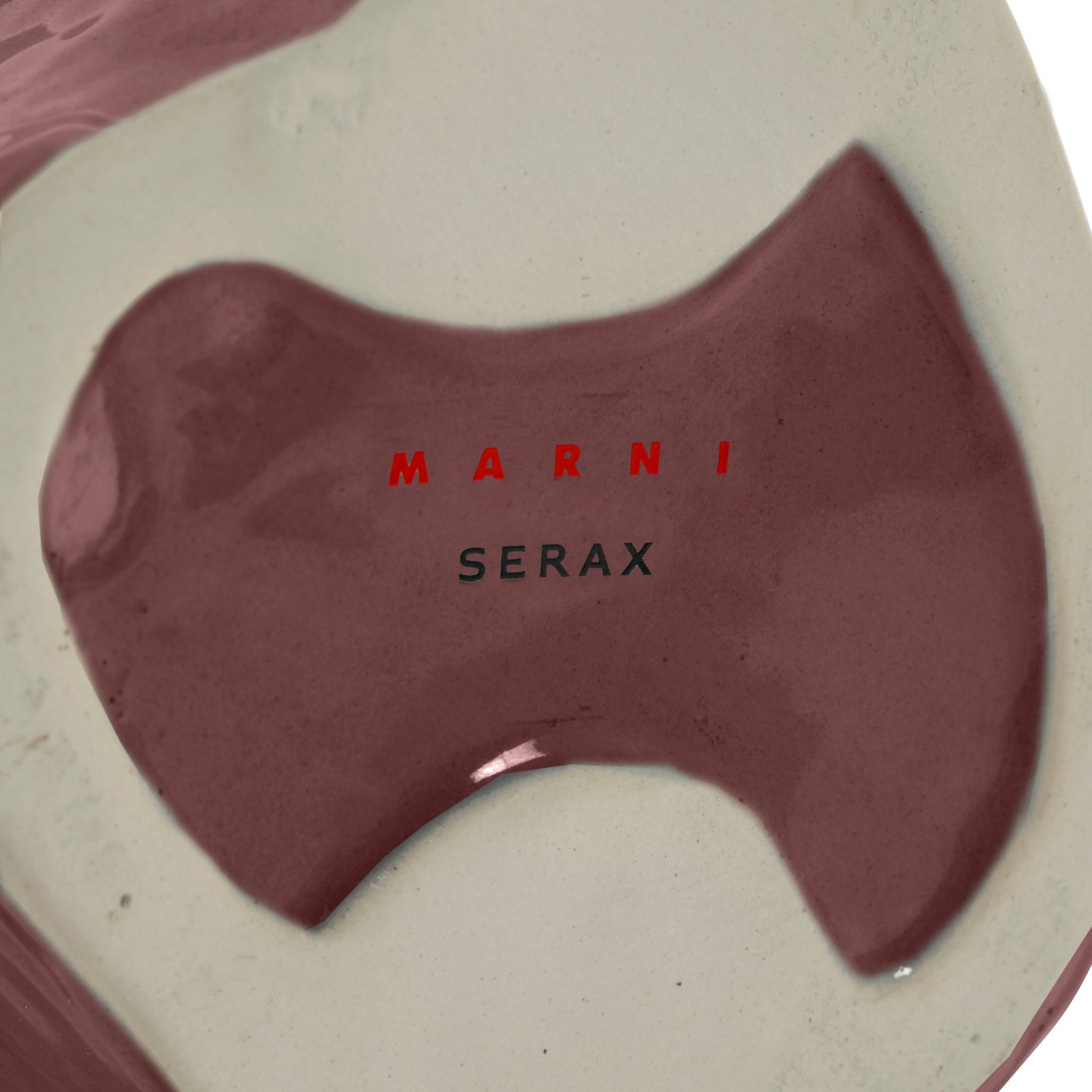 Close-up van de basis van de Serax After Midnight Uil Vaas Aubergine S keramieken vaas in kastanjebruin en crème, met "Serax" in zwart gedrukt op de bodem.