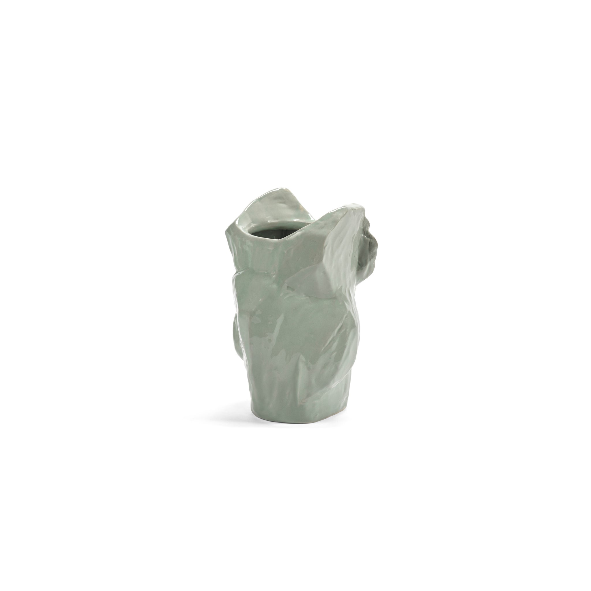 De Serax After Midnight Uil Vaas Lichtblauw XS is een kleine, uniek gevormde vaas van Serax met een verfrommelde, sculpturale textuur en een glanzende lichtblauwe afwerking, afgebeeld tegen een witte achtergrond.