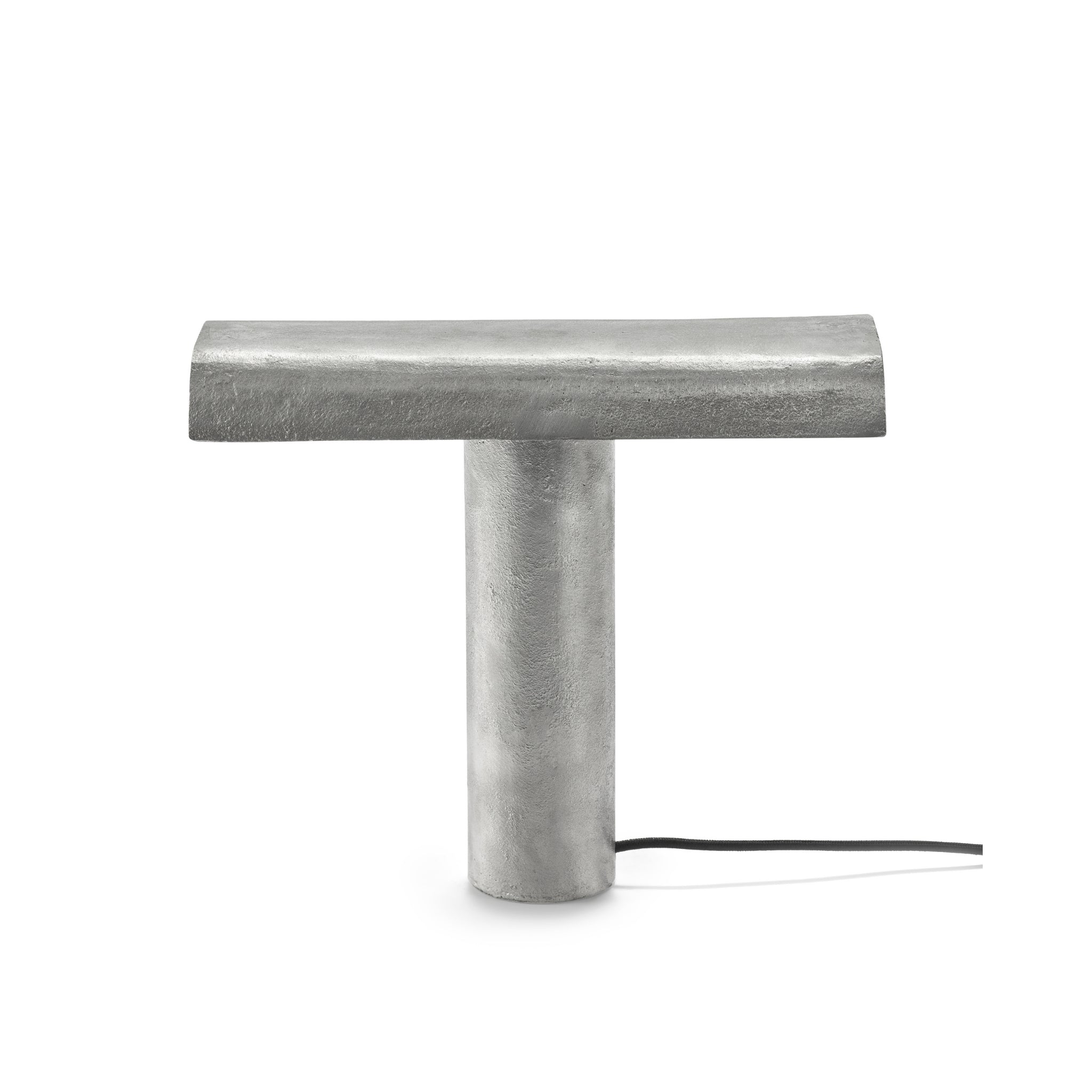 De Serax Fck Tafellamp Staal Grijs van Serax heeft een modern, minimaal ontwerp met een metallic grijze afwerking, T-vormig silhouet, cilindrische voet, horizontale lichtbalk bovenop en een zwart netsnoer vanaf de voet.