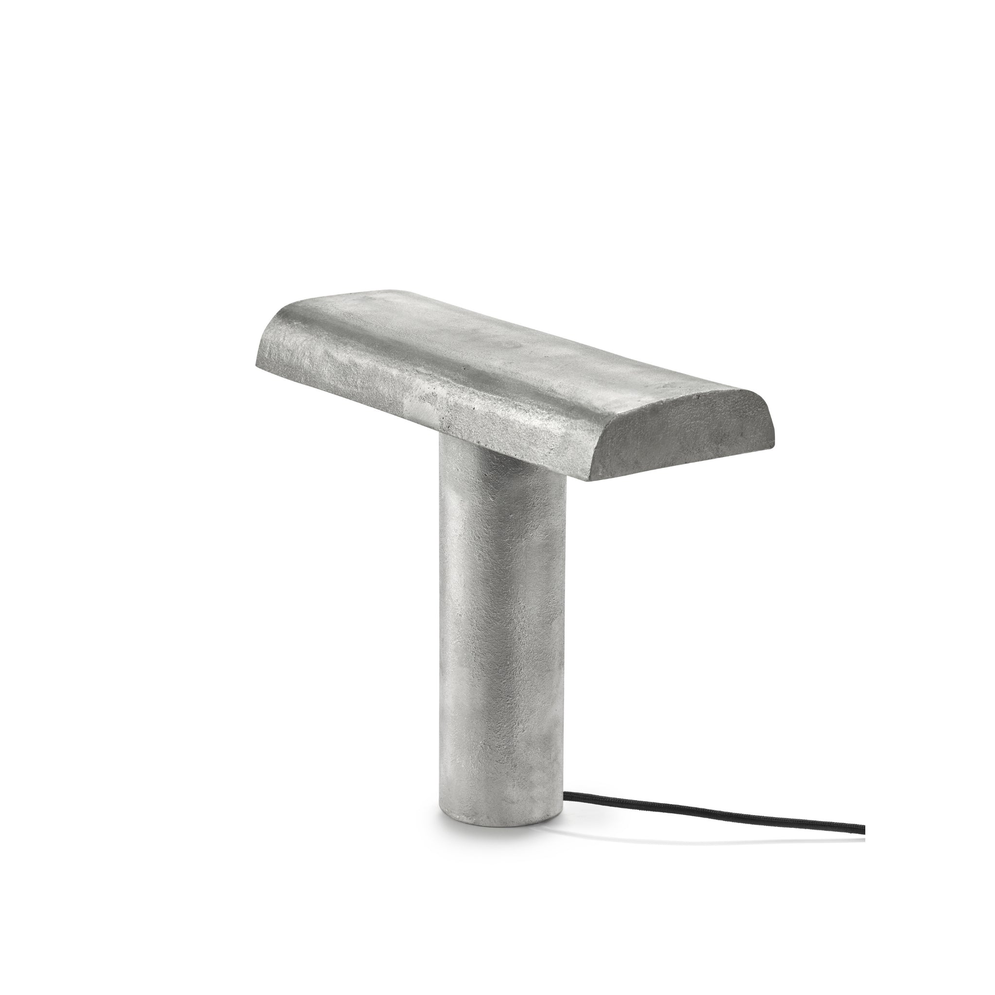 De Serax Fck Tafellamp Staal Grijs van Serax heeft een modern, minimalistisch ontwerp met een cilindrische basis, een platte rechthoekige metalen bovenkant en een zwart netsnoer, allemaal tegen een effen witte achtergrond.