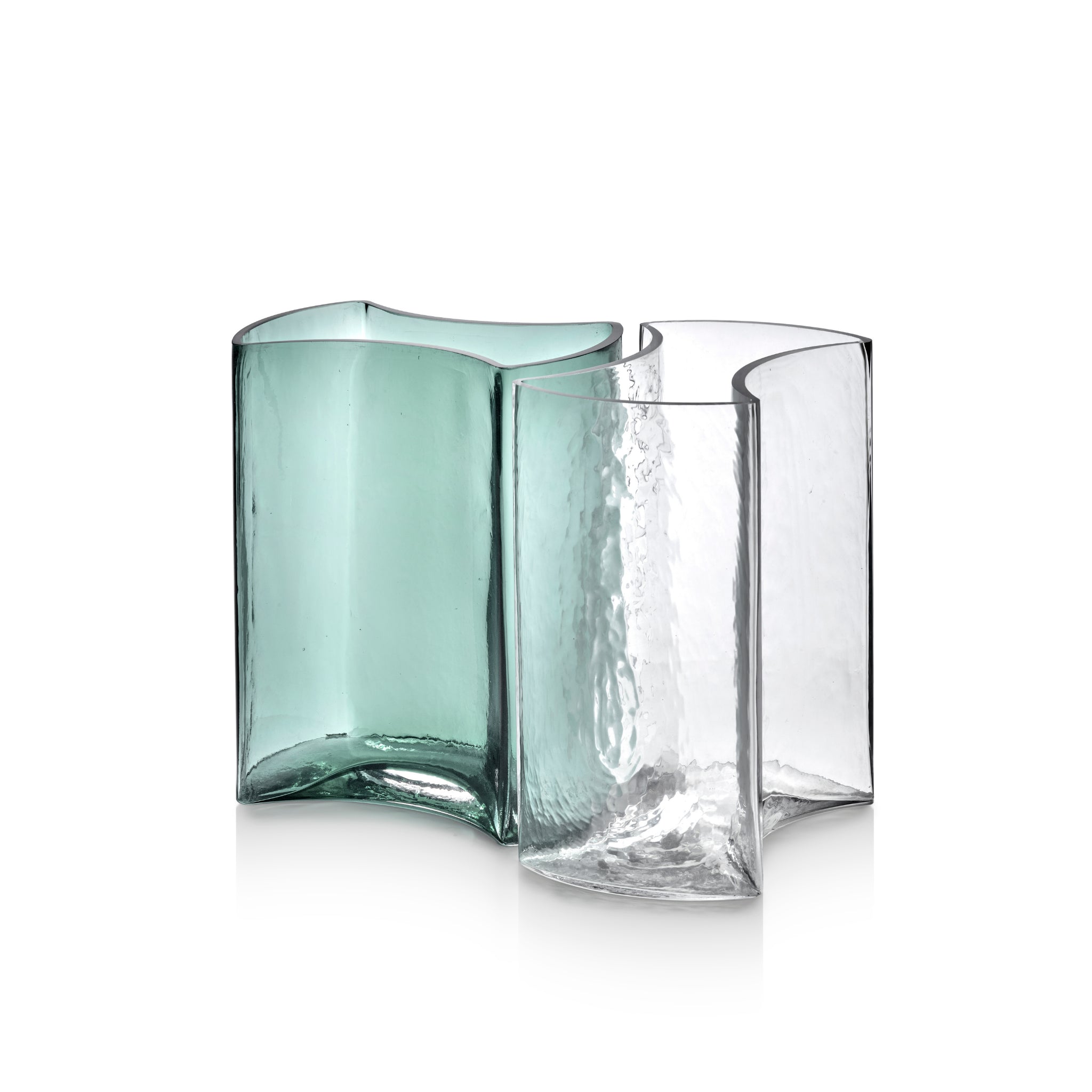 De Serax Parole Vaas Groen, ontworpen door Marc Ferrand, is een sculpturale glazen vaas met golvende organische lijnen en een glanzende afwerking - een modern statement van Serax.
