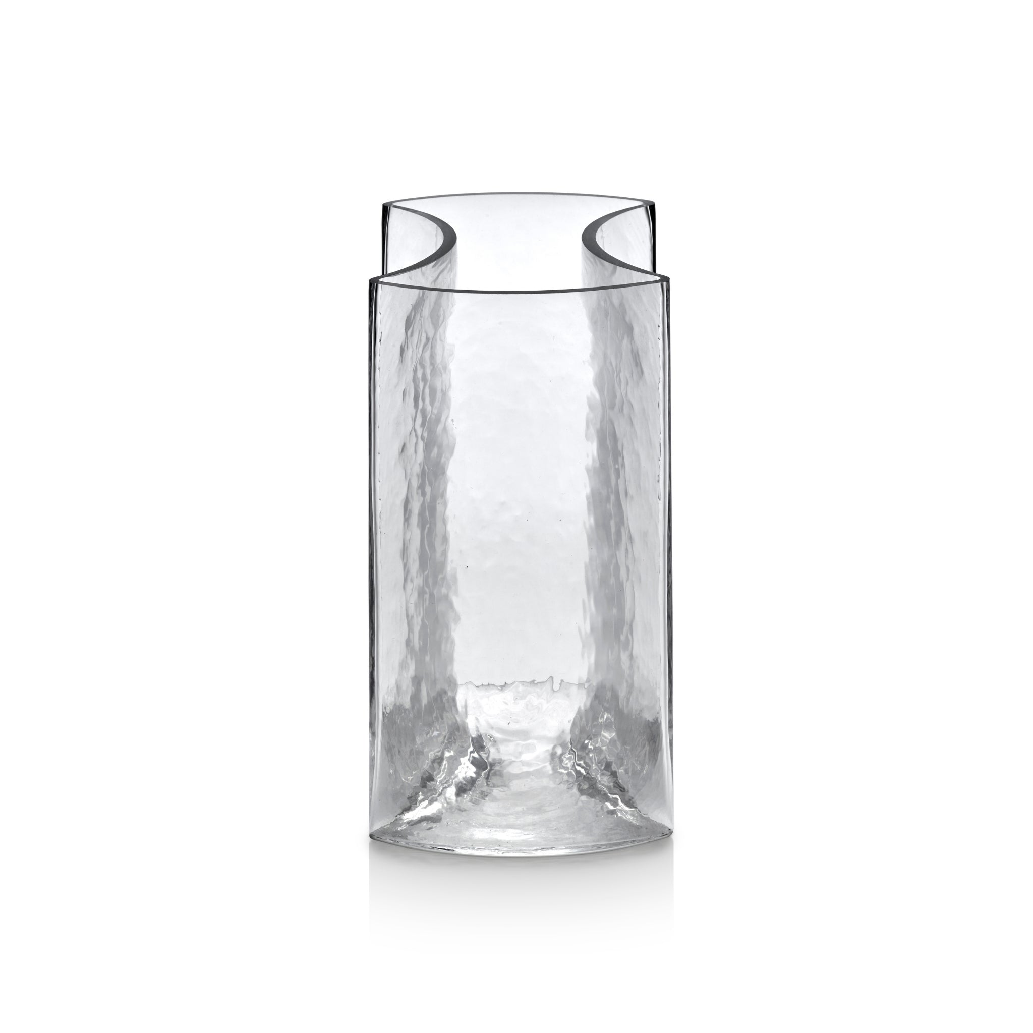 De Serax Parole Vaas Helder van Serax heeft een hoge, cilindrische vorm, een platte basis en een subtiel gehamerd helder glas, hier afgebeeld tegen een effen witte achtergrond.