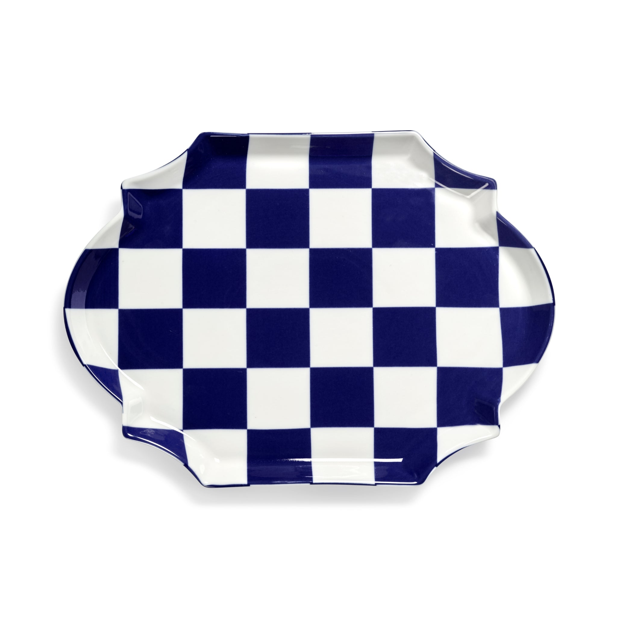 Het Serax Wouters & Hendrix Fête Des Bêtes Dienblad Blauw Wit is een rechthoekig dienblad met geschulpte randen, met een gedurfd blauw-wit dambordpatroon op een witte achtergrond.
