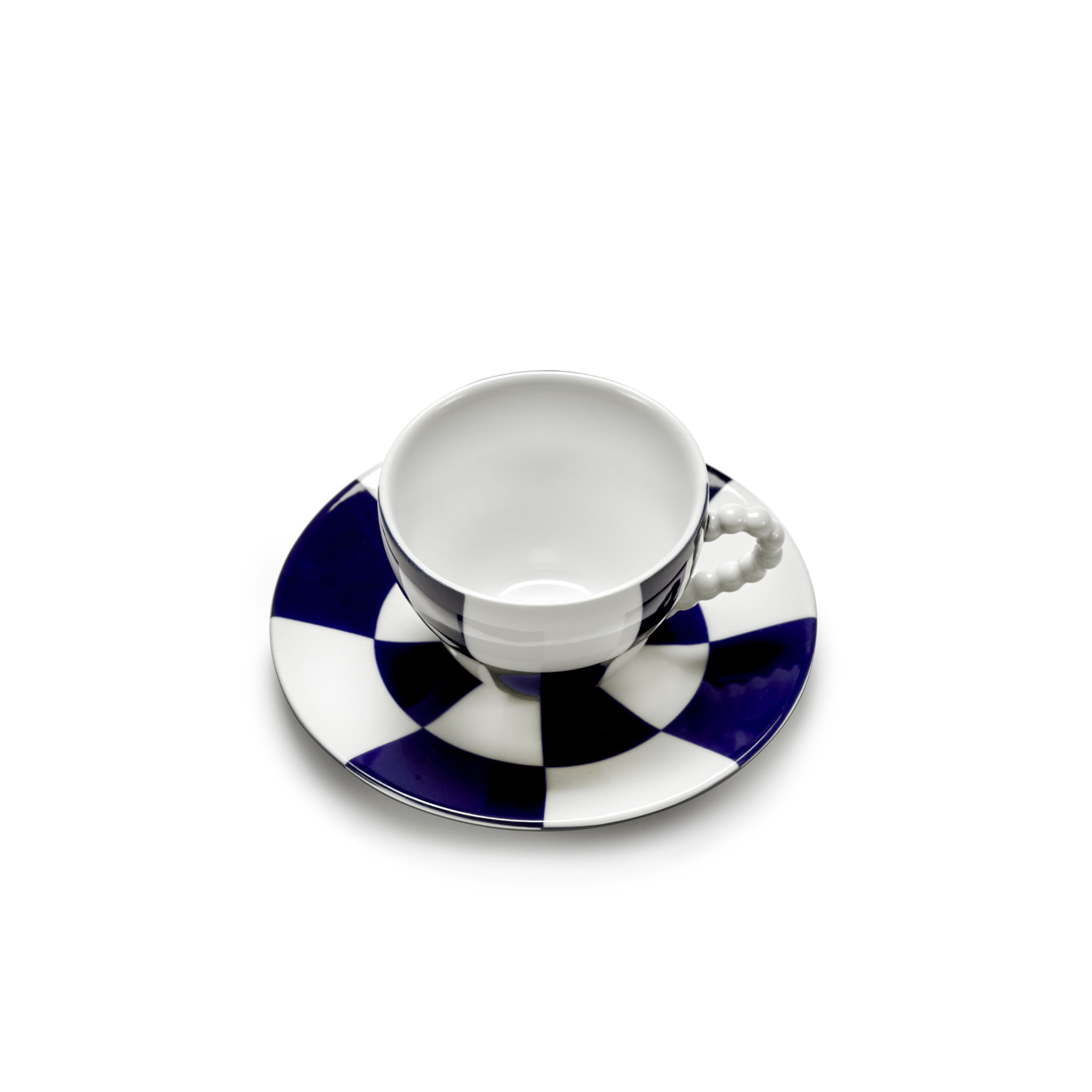 De Serax Wouters & Hendrix Fête Des Bêtes Koffiekop + Schotel Blauw Wit heeft een gebeeldhouwd handvat en bijpassende schotel met een marineblauw en wit geometrisch ruitpatroon op wit.