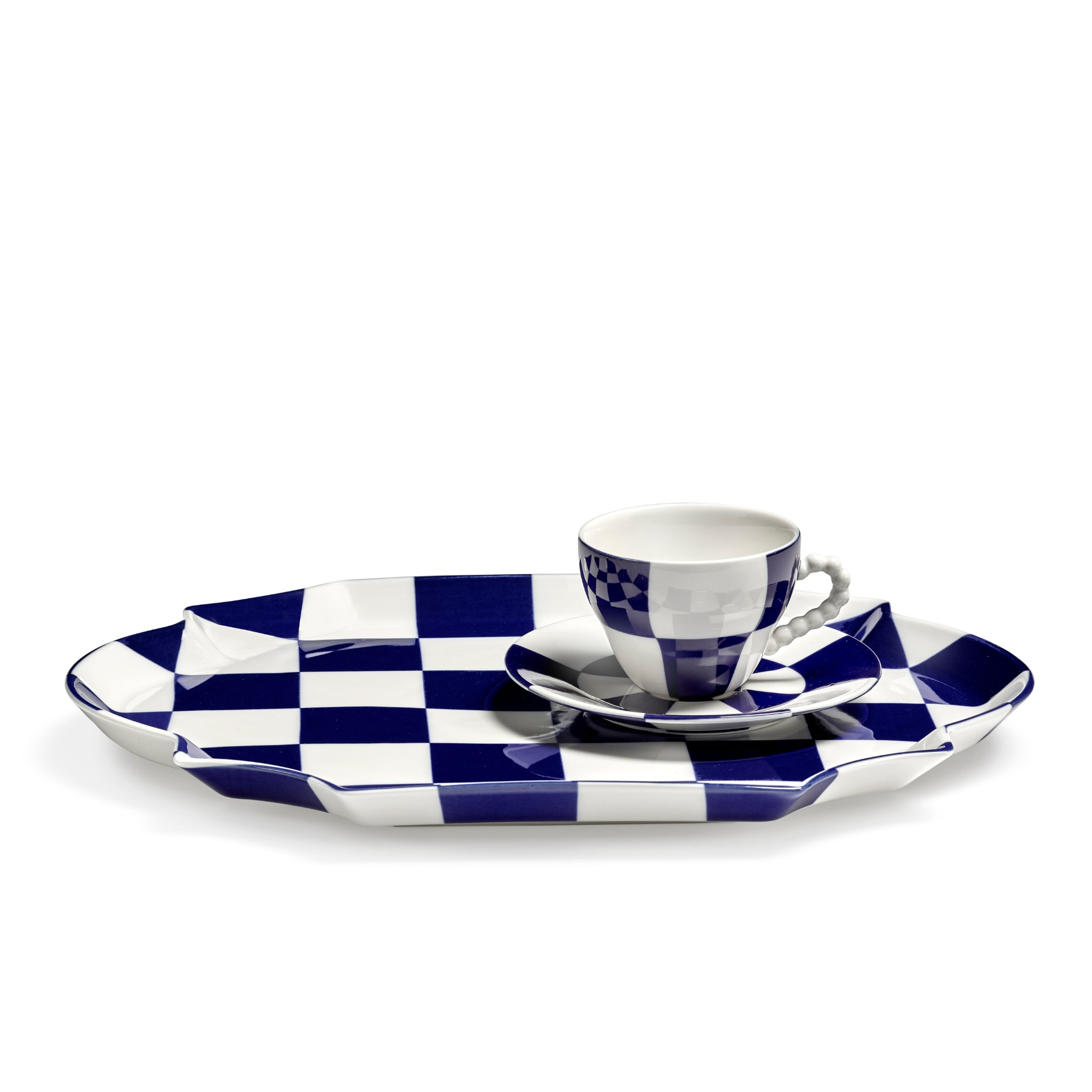 Op de Serax Wouters & Hendrix Fête Des Bêtes Dienblad Blauw Wit van Serax staan een witte porseleinen kop en schotel met een opvallend blauw-wit dambordpatroon tegen een effen witte achtergrond.