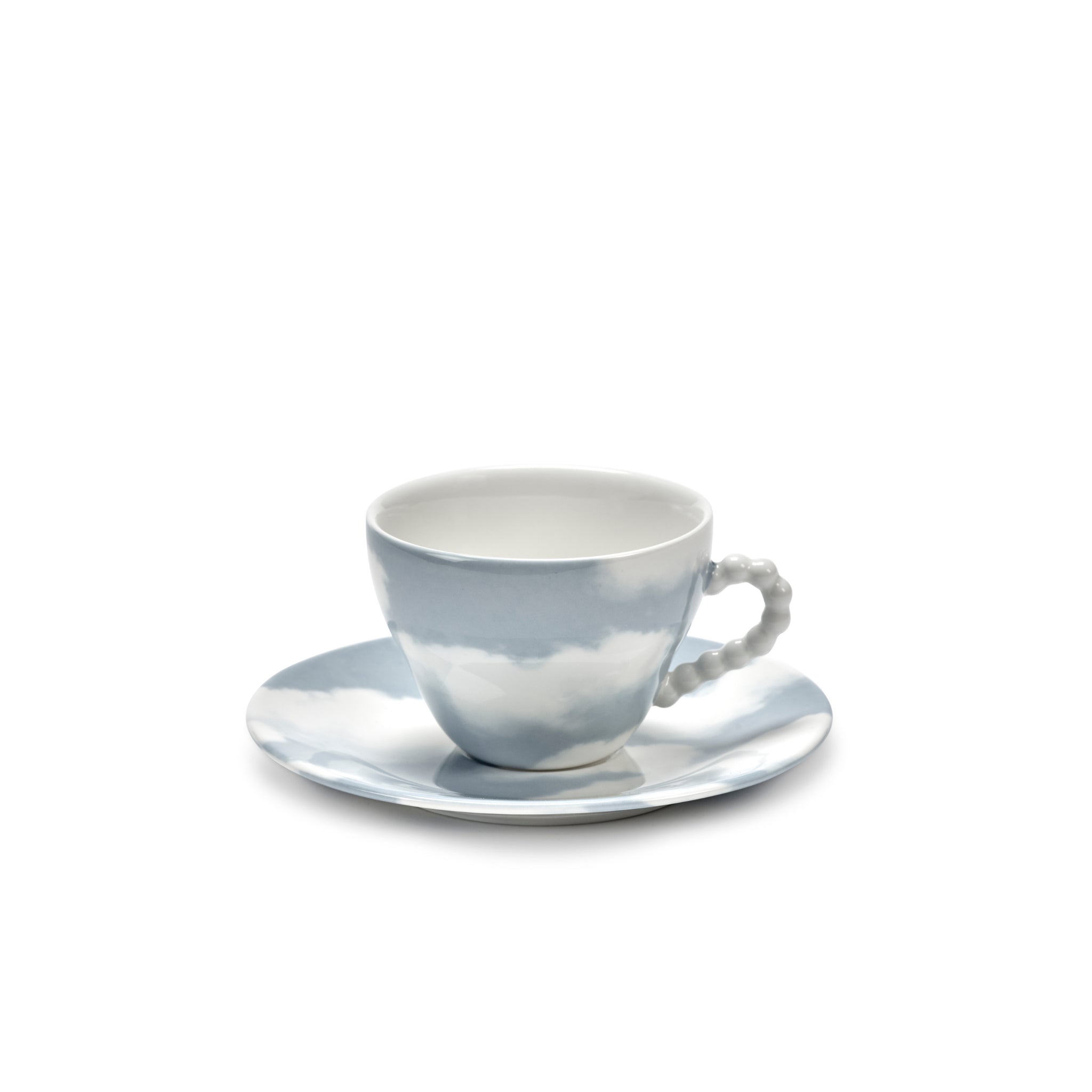 De Serax Wouters & Hendrix Fête Des Bêtes Koffiekop + Schotel Lichtblauw heeft een blauw-wit hemel-en-wolken ontwerp met een decoratief kralenhandvat op een porseleinen kopje, tegen een effen witte achtergrond.