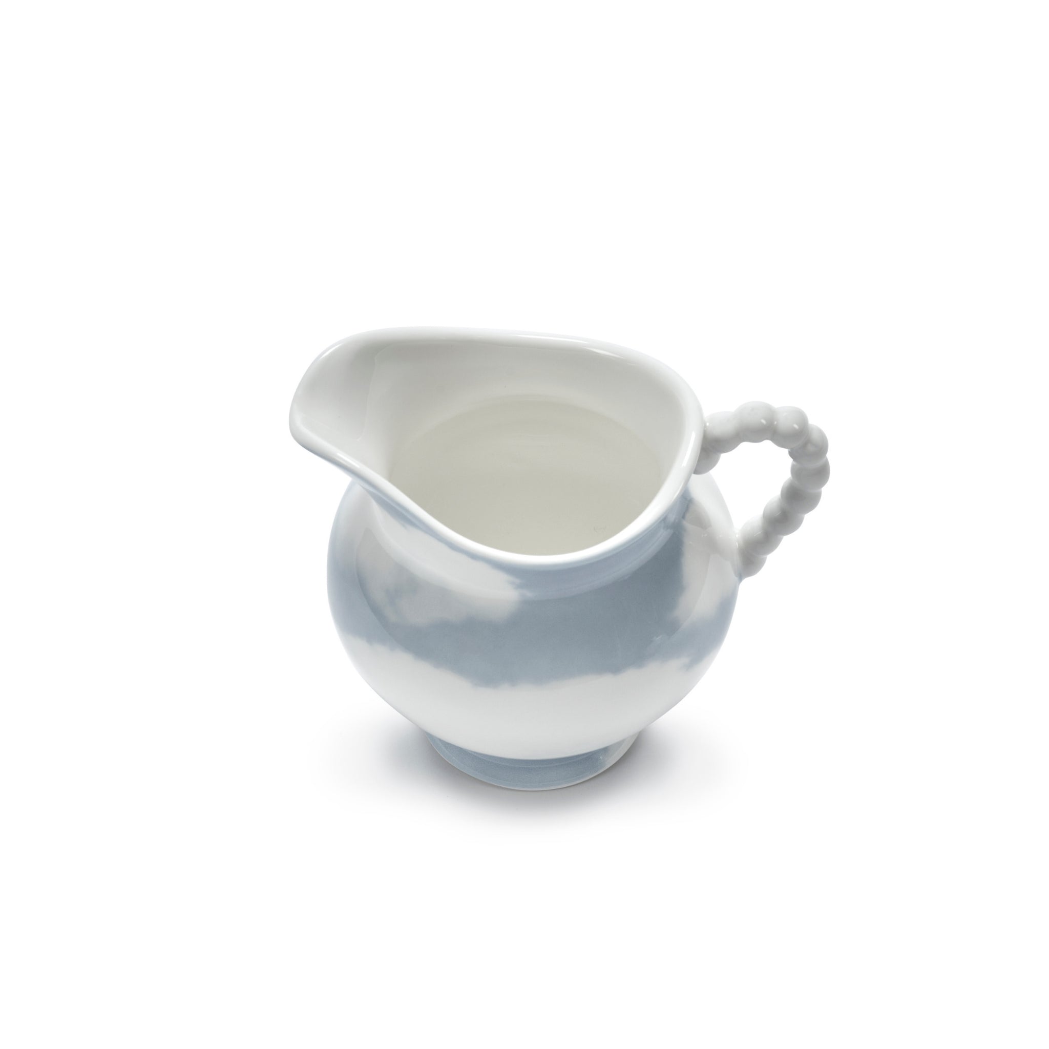 Het Serax Wouters & Hendrix Fête Des Bêtes Melkkannetje Lichtblauw is een kleine keramische kan in lichtblauw en wit met een kralenhandvat, tegen een effen witte achtergrond.