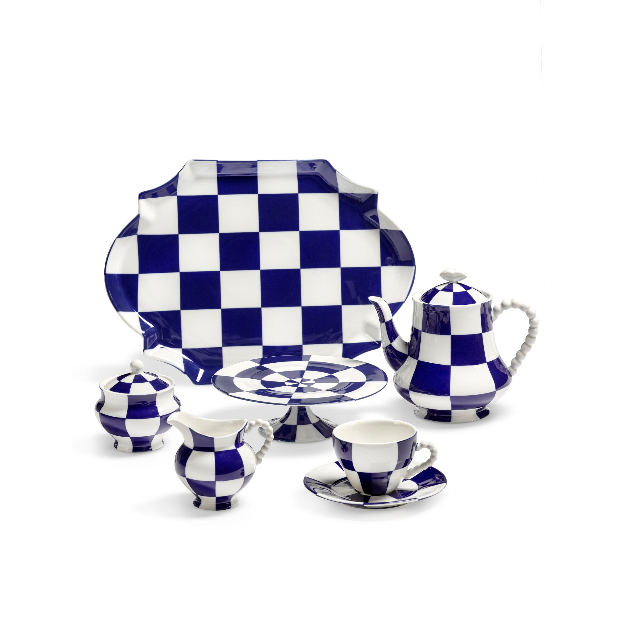 Het Serax Wouters & Hendrix Fête Des Bêtes Melkkannetje Blauw Wit heeft een blauw-wit dambordmotief op een witte achtergrond.