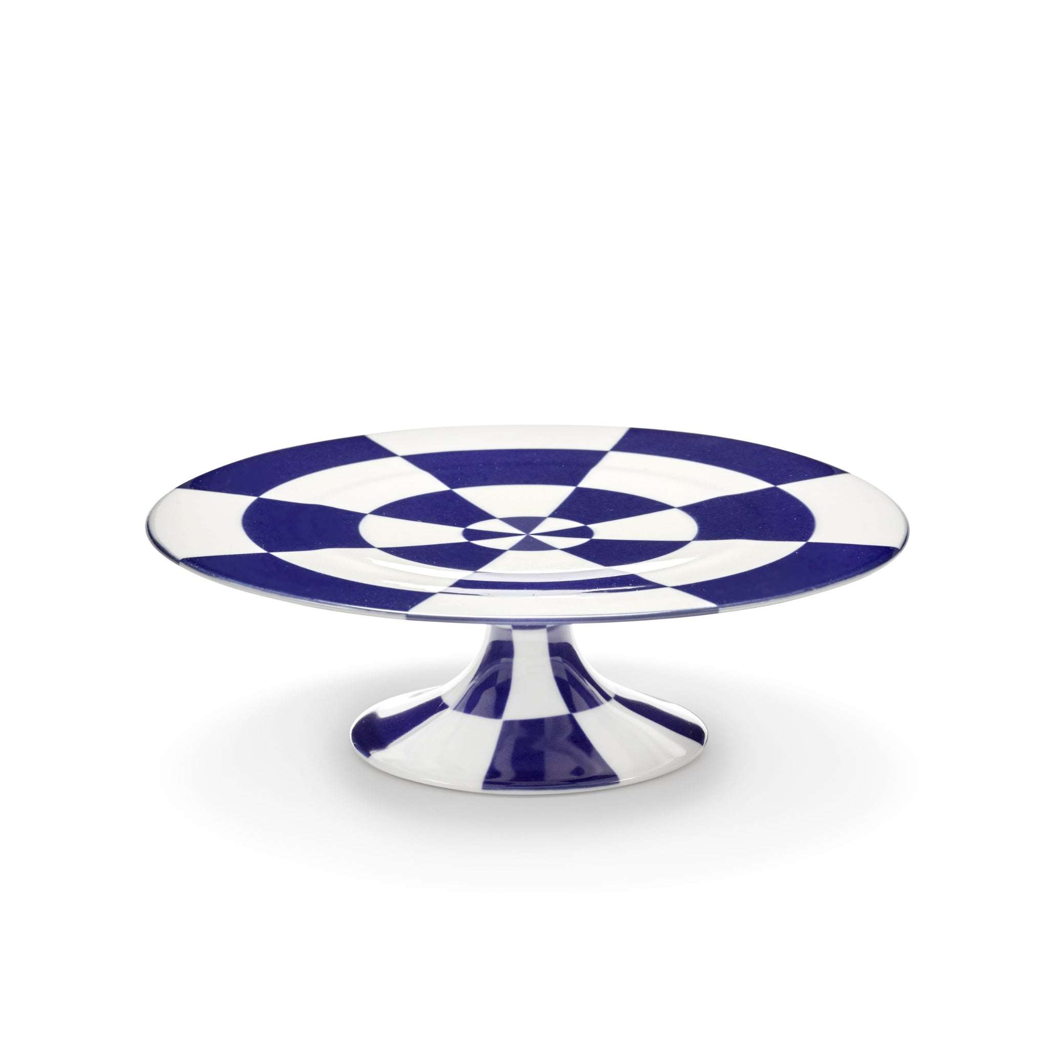 De Serax Wouters & Hendrix Fête Des Bêtes Taartschaal Blauw Wit is een porseleinen taartstandaard met een blauw-wit geblokt ontwerp en brede sokkel, die een elegante manier biedt om uw taarten uit te stallen.