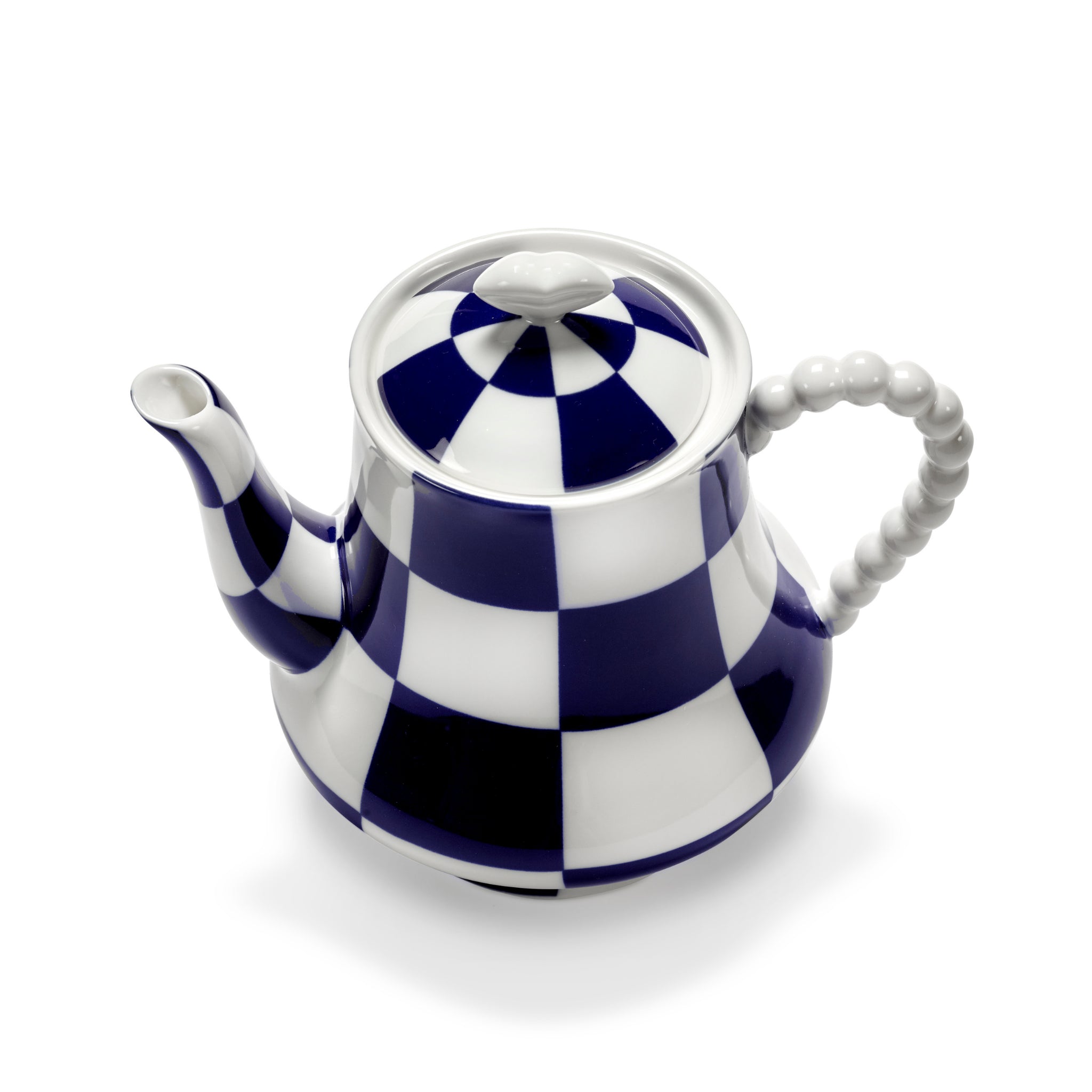 De Serax Wouters & Hendrix Fête Des Bêtes Theepot Blauw Wit, met een rond kralenhandvat en blauw-wit ruitpatroon op onder andere het deksel, is geplaatst tegen een witte achtergrond.