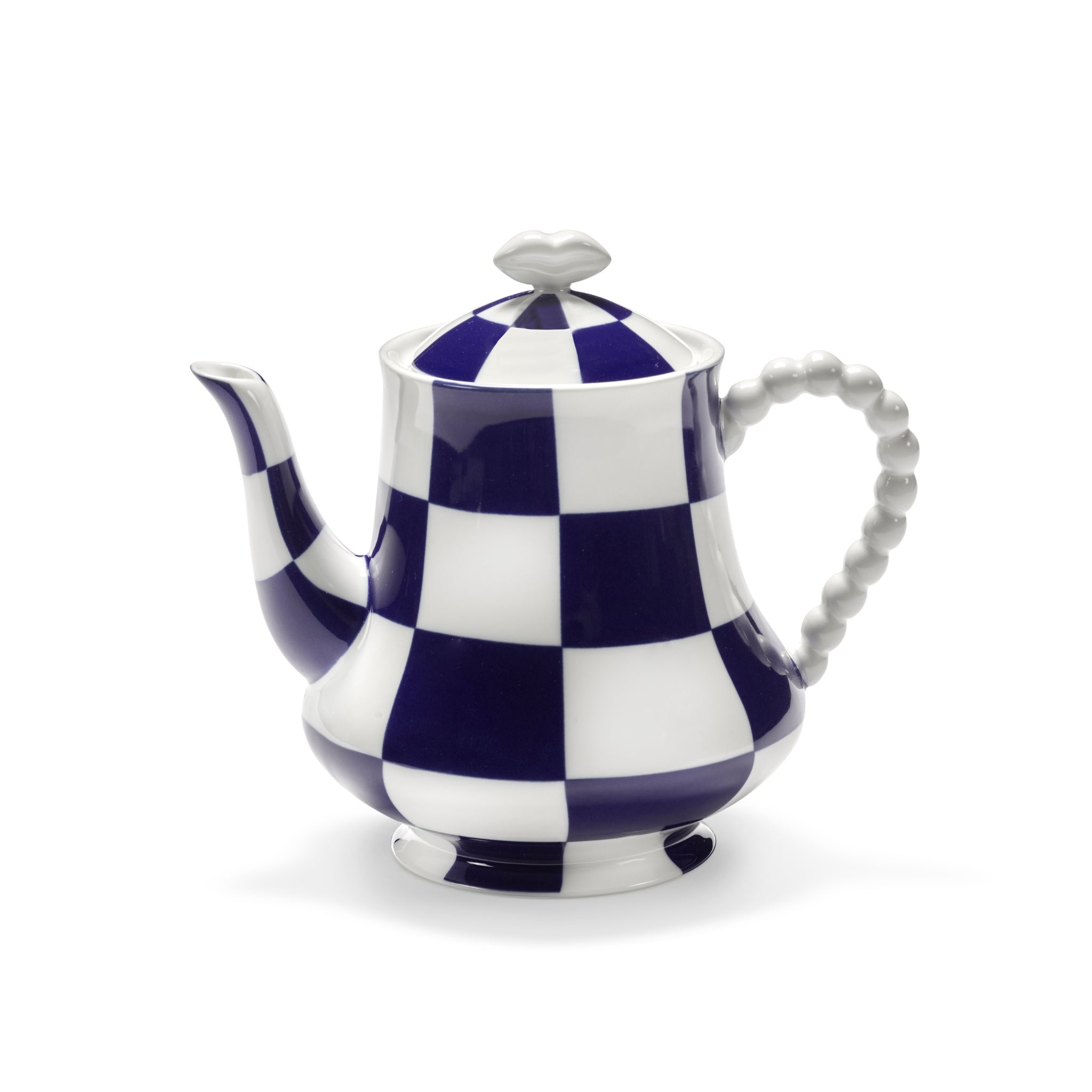 De Serax Wouters & Hendrix Fête Des Bêtes Theepot Blauw Wit heeft een rond kralenhandvat, opvallend blauw-wit dambordpatroon en bijpassende deksel - ideaal voor liefhebbers van uniek porseleindesign.