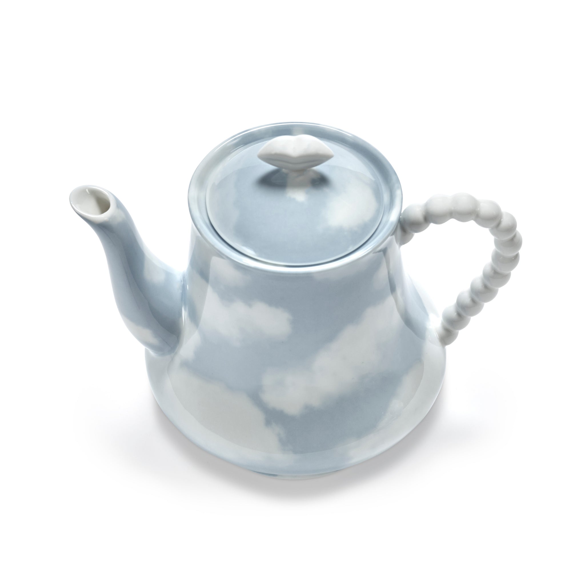 De Serax Wouters & Hendrix Fête Des Bêtes Theepot Lichtblauw heeft een blauw-wit wolkenpatroon, ronde deksel, kralenhandvat en gladde tuit, afgebeeld op een witte achtergrond.