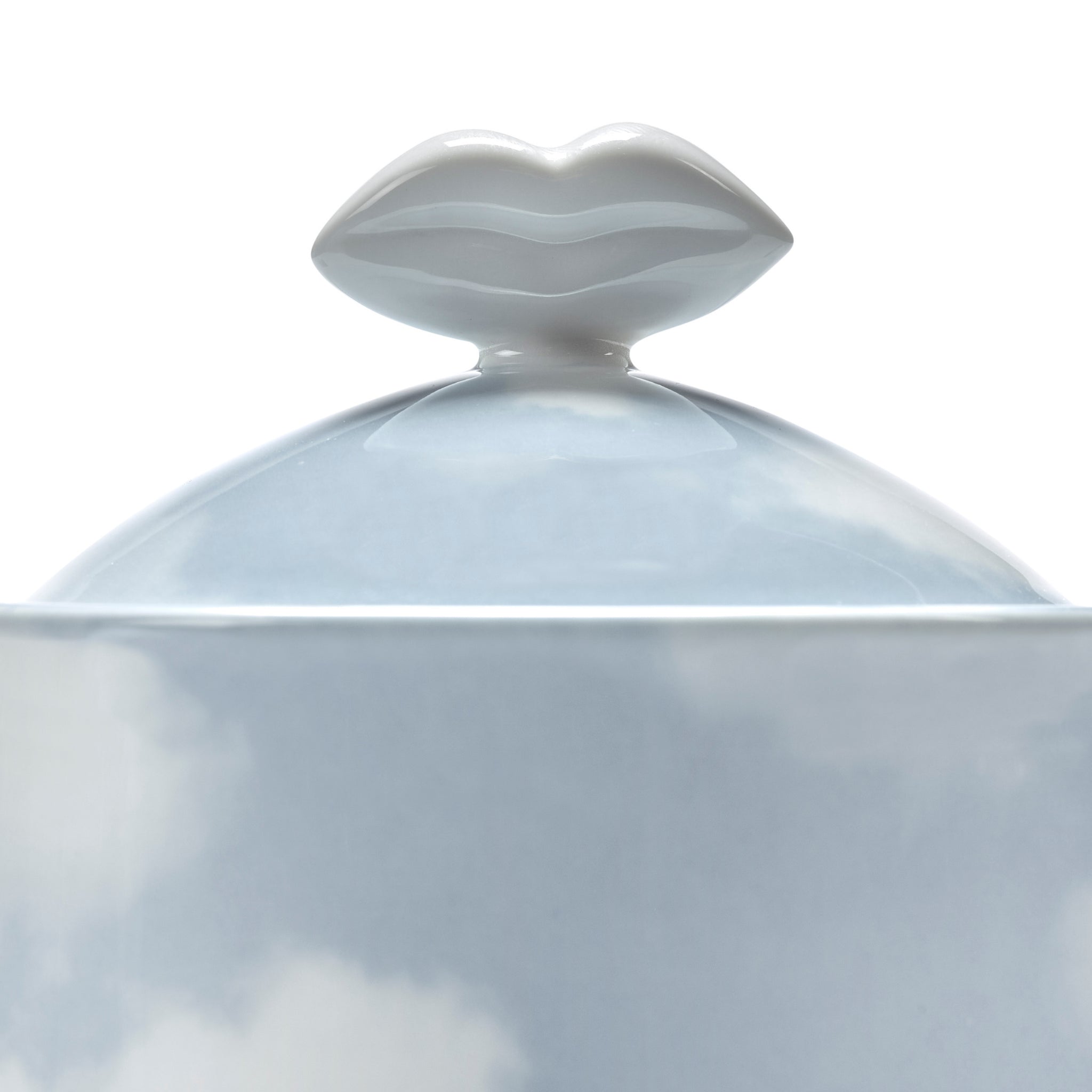 Een close-up van de Serax Wouters & Hendrix Fête Des Bêtes Theepot Lichtblauw, een theepot van wit keramiek met een subtiel wolkenpatroon en glanzend deksel, voorzien van een lipvormig handvat in de speelse stijl van Serax.