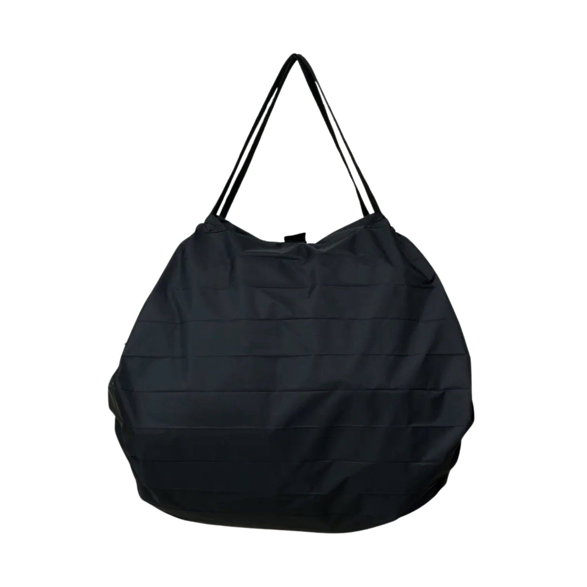 De Shupatto Opvouwbare Boodschappentas Jet Zwart L van Shupatto is een grote, slouchy tas met dunne schouderbandjes en een subtiele gestreepte textuur, perfect als herbruikbare tas, afgebeeld tegen een witte achtergrond.