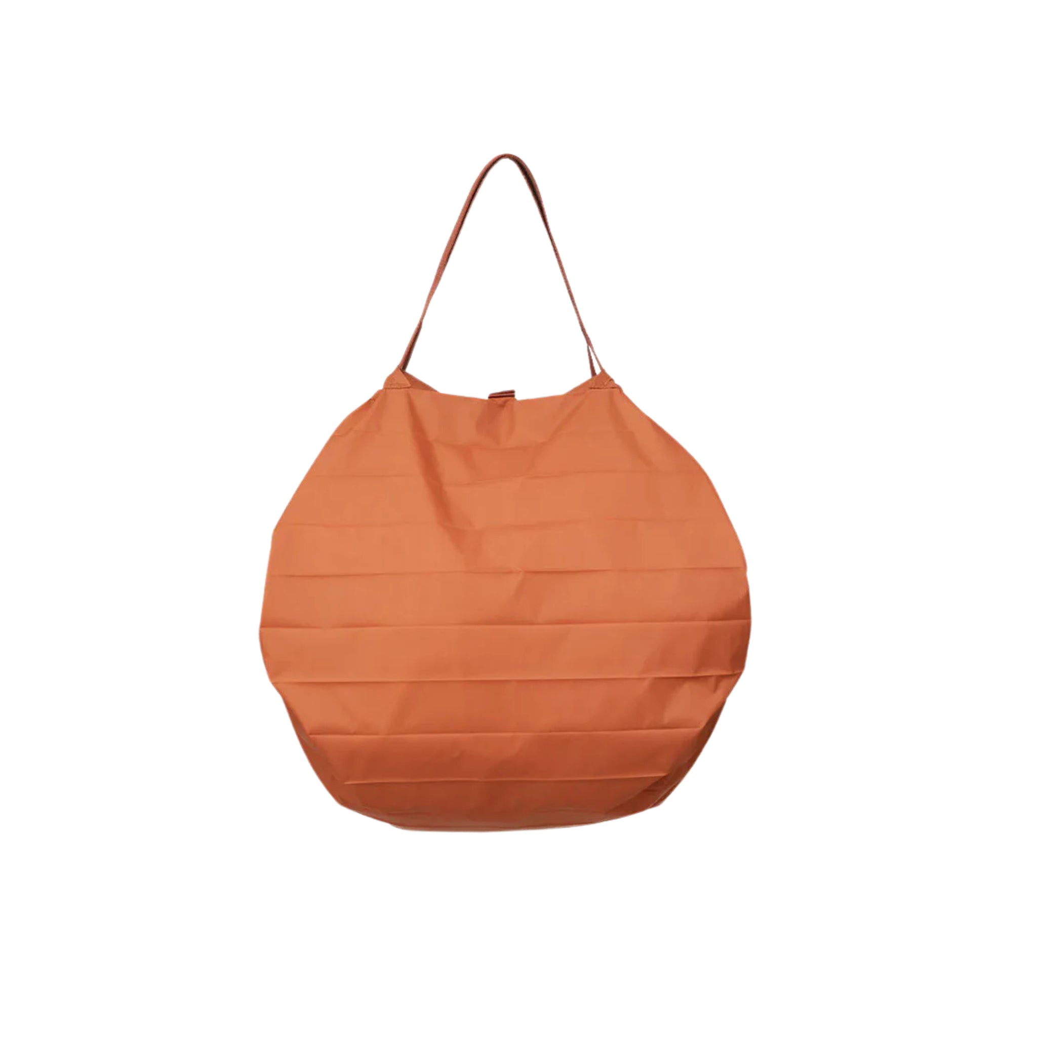 De Shupatto Opvouwbare Boodschappentas Brick Bruin M van Shupatto is een handige, opvouwbare boodschappentas in baksteenbruin met een enkele schouderband, afgebeeld tegen een effen witte achtergrond - perfect voor stijlvol en praktisch winkelen.