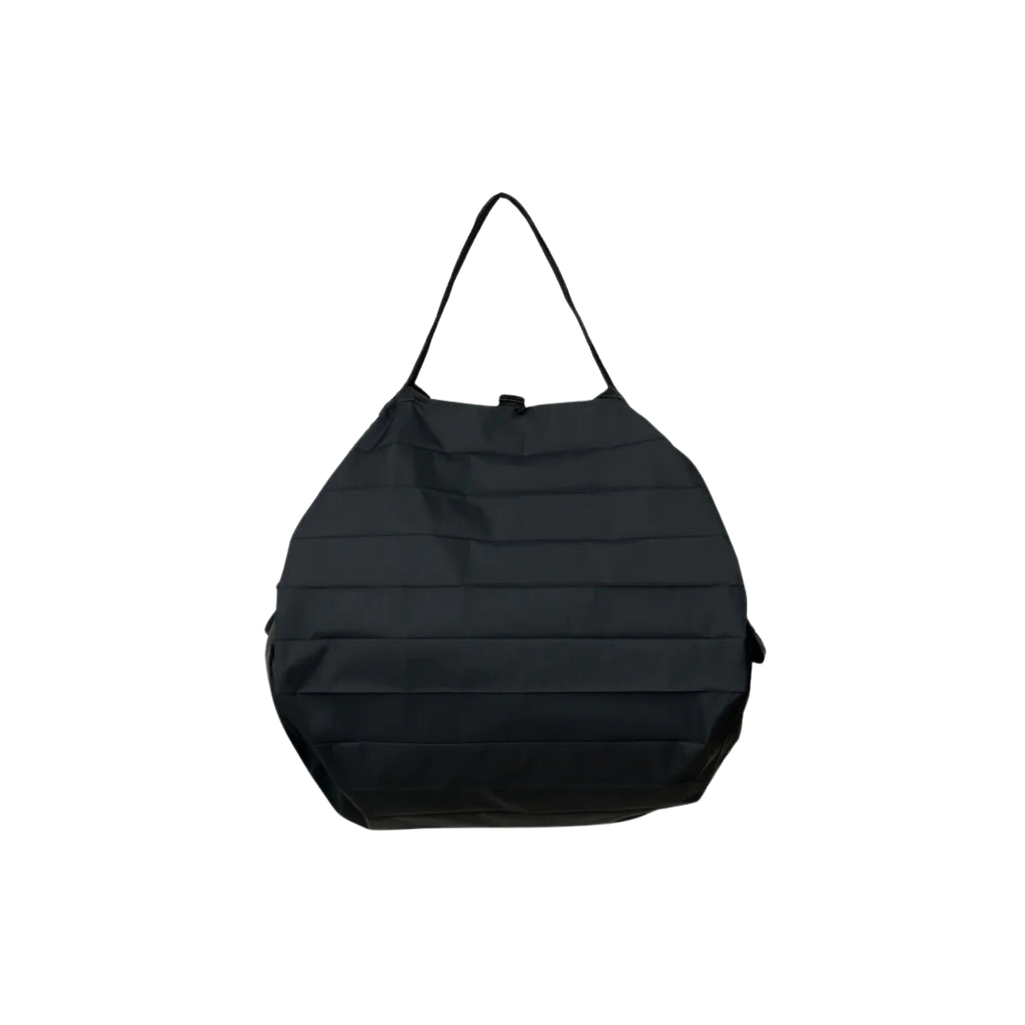 De Shupatto Opvouwbare Boodschappentas Jet Zwart M van Shupatto is een slanke, opvouwbare zwarte tas met geometrische richels en een enkele schouderband - een elegante herbruikbare tas die perfect is voor dagelijks gebruik.