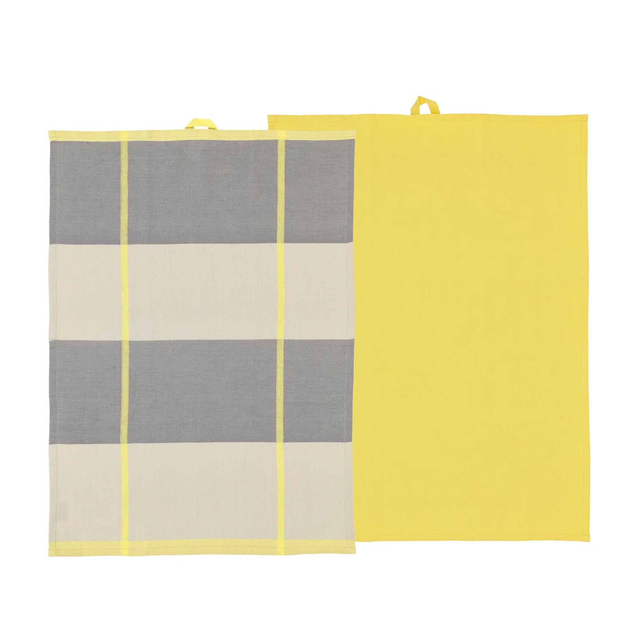 Er worden twee rechthoekige Södahl Blocks Theedoek Geel 2 st. getoond: een effen gele en een met brede grijze en beige strepen met dunne gele lijnen. Beide katoenen doeken hebben een klein ophanglusje aan de bovenkant.
