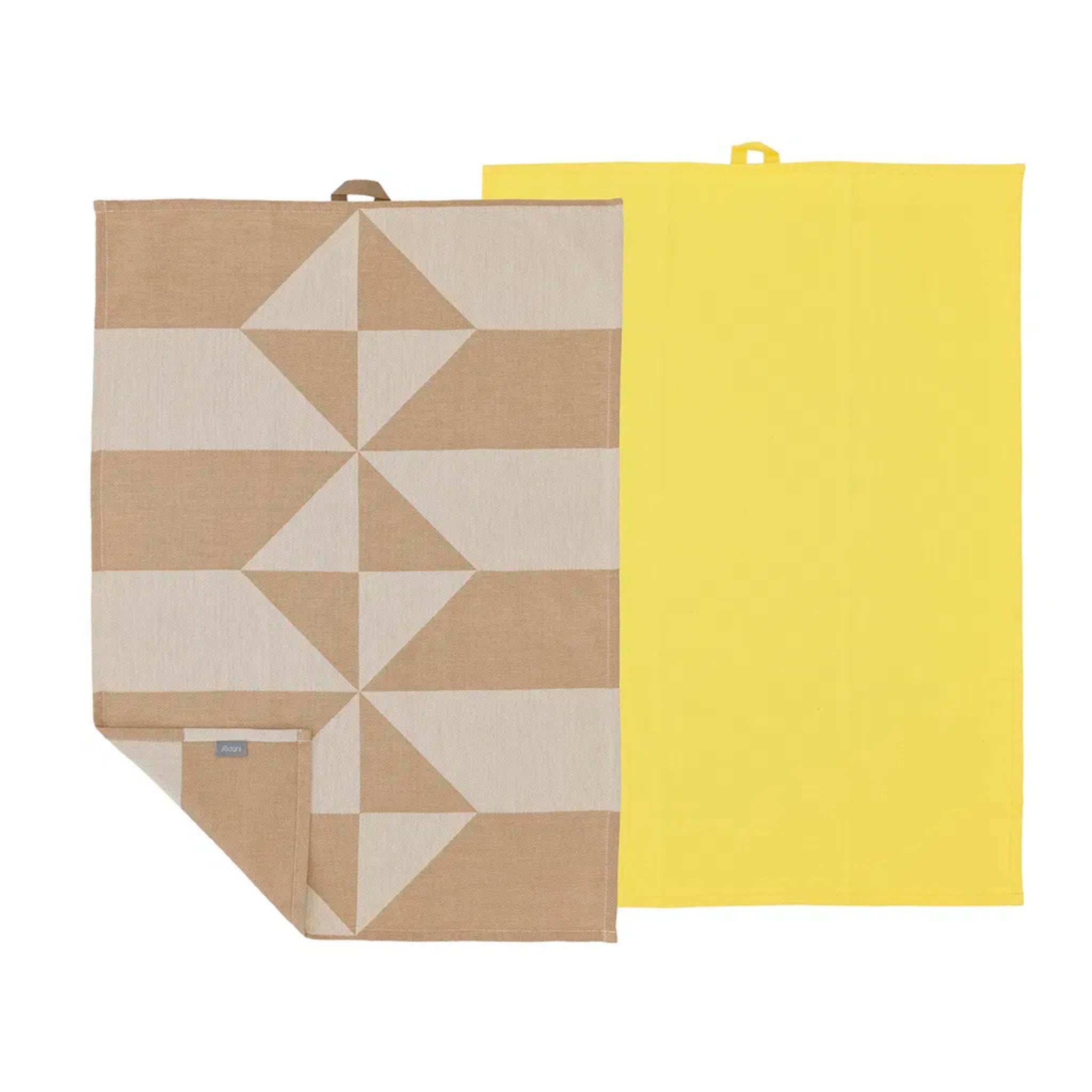 Twee Södahl Twist Theedoek Taupe theedoeken liggen plat op een witte ondergrond. Ze zijn elk voorzien van een geometrisch crèmepatroon, een label en een ophanglus - ideaal voor een Scandinavische keukenstijl.
