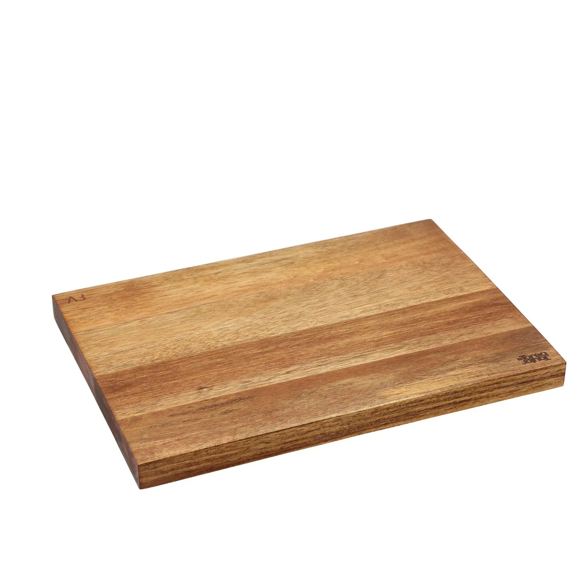 De Tareq Taylor Tarragon Snijplank Acacia A3 42/30, een rechthoekige snijplank van acaciahout met gladde randen en natuurlijke nerf, van Tareq Taylor, wordt weergegeven op een witte achtergrond.