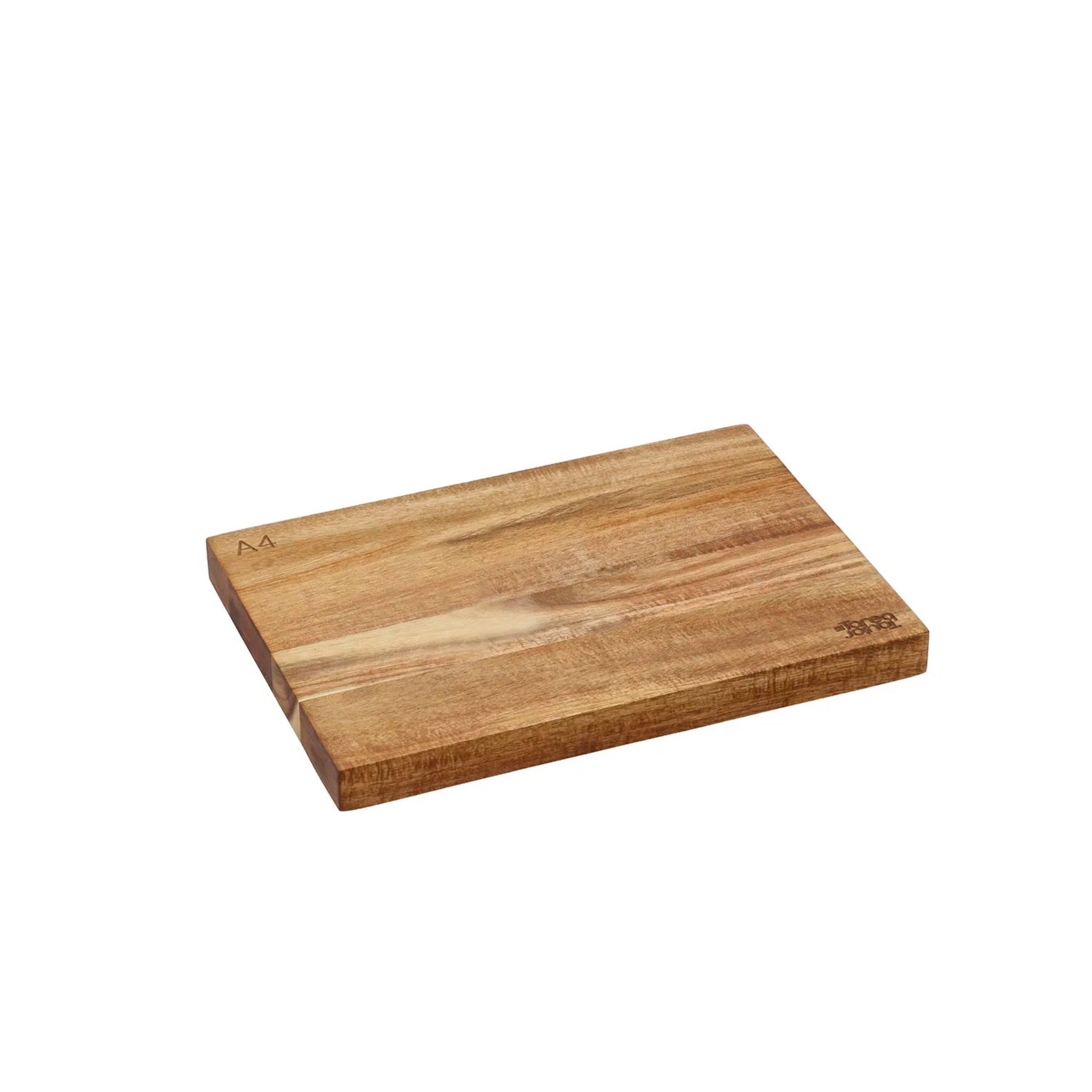 De Tareq Taylor Tarragon Snijplank Acacia A4 30/21 van Tareq Taylor is een rechthoekige snijplank van acaciahout met gladde randen en een natuurlijke nerf, afgebeeld op een witte achtergrond.