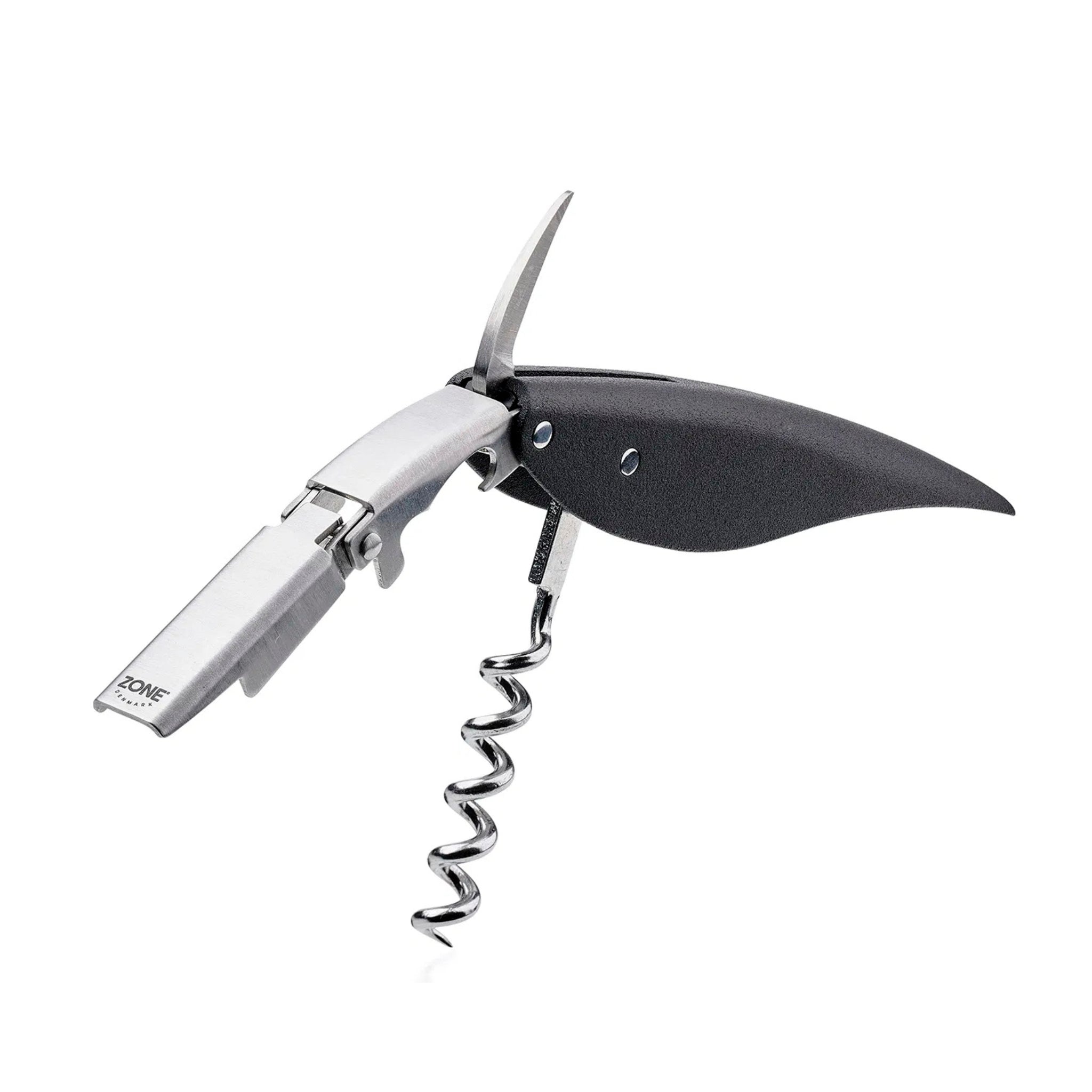 De Zone Denmark Rocks Wijnopener Zwart heeft een zwart handvat, een spiraalworm, een flesopener en een foliesnijder - een toonbeeld van het elegante Scandinavische ontwerp van Zone Denmark.