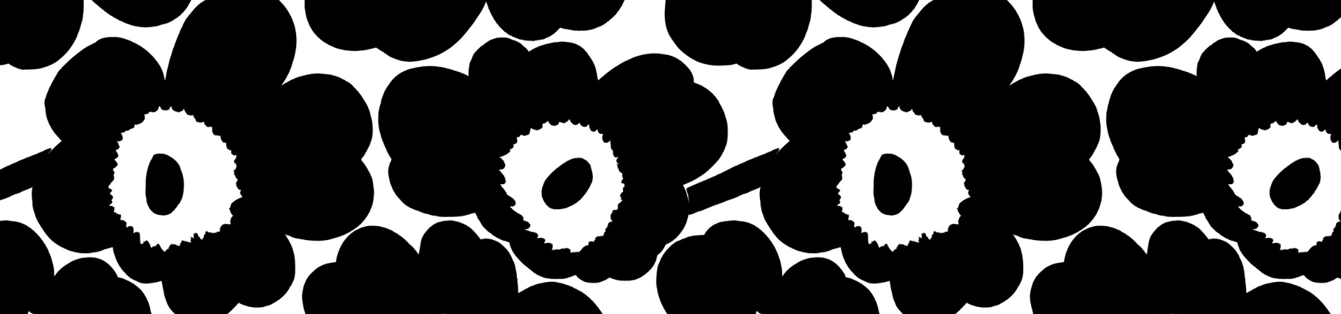 Zwart-wit bloemenpatroon met grote, abstracte bloemen met zwarte bloemblaadjes en witte hartjes, gerangschikt in een repeterend ontwerp op een witte achtergrond.