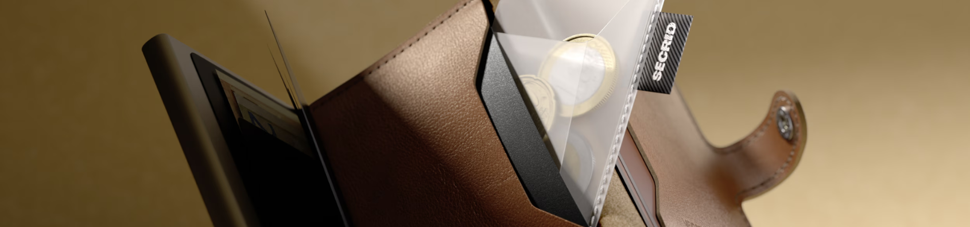 Een close-up van een open bruine leren portemonnee met pasjes, euromunten en een zwart label met de tekst SECURE zichtbaar in de compartimenten, tegen een zachtbruine achtergrond.