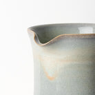 Close-up van de schenktuit en de rand van de AB Ceramics Karaf Prai Opaal 65 cl, waar het opaal glazuur subtiel uitvloeit.