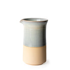 AB Ceramics Karaf Prai Opaal 65 cl met schenktuit, geglazuurd bovenaan en onbehandelde klei onderaan, op een witte achtergrond.