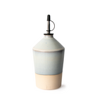 AB Ceramics Olijfolie Fles 1 Prai Opaal 65 cl met puntige schouder en metalen schenktuit, op een witte achtergrond.