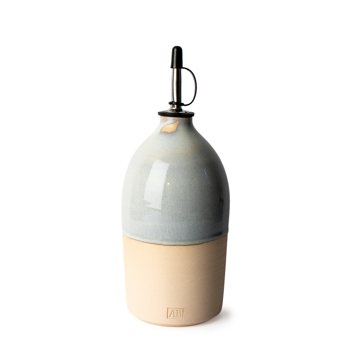 Slanke AB Ceramics Olijfolie Fles 3 Prai Opaal 65 cl met ronde schouder en metalen schenktuit, op een witte achtergrond.
