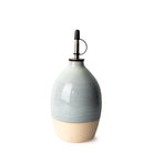 AB Ceramics Olijfolie Fles 4 Prai Opaal 65 cl in eivorm met metalen schenktuit, op een witte achtergrond.