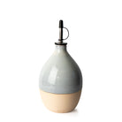 AB Ceramics Olijfolie Fles 5 Prai Opaal 70 cl in peervorm met metalen schenktuit, op een witte achtergrond.