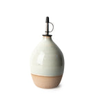 AB Ceramics Olijfolie Fles 6 Toffee Opaal 70 cl in peervorm met metalen schenktuit en onbehandelde klei onderaan, op een witte achtergrond.
