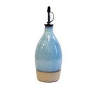 De AB Ceramics Olijfolie Fles Geel Opaal 61 cl, een handgemaakte fles met kurk en metalen schenktuit, heeft een glanzend gele bovenkant en een mat beige onderkant, en staat rechtop op een witte achtergrond.