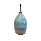 De AB Ceramics Olijfolie Fles Grijs Opaal 84 cl is een handgedraaide keramische fles met afgerond lichaam, grijs-opaal glazuur boven, ongeglazuurde tan onderkant en metalen schenktuit met zwarte dop-een stijlvolle keukenaccessoire.