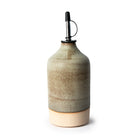 De AB Ceramics Olijfolie Fles Recht Wit Mos 55 cl is een handgedraaide keramieken fles met gespikkeld beige/lichtbruin glazuur, metalen schenktuit en siliconen stopper, rechtop tegen een witte achtergrond.
