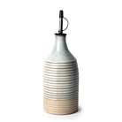 De AB Ceramics Olijfolie Fles Ribbel Wit Opaal 65 cl heeft handgegoten keramiek met een geribbelde beige en lichtgrijze body, een gladde hals en een metalen tuit met een zwarte dop.
