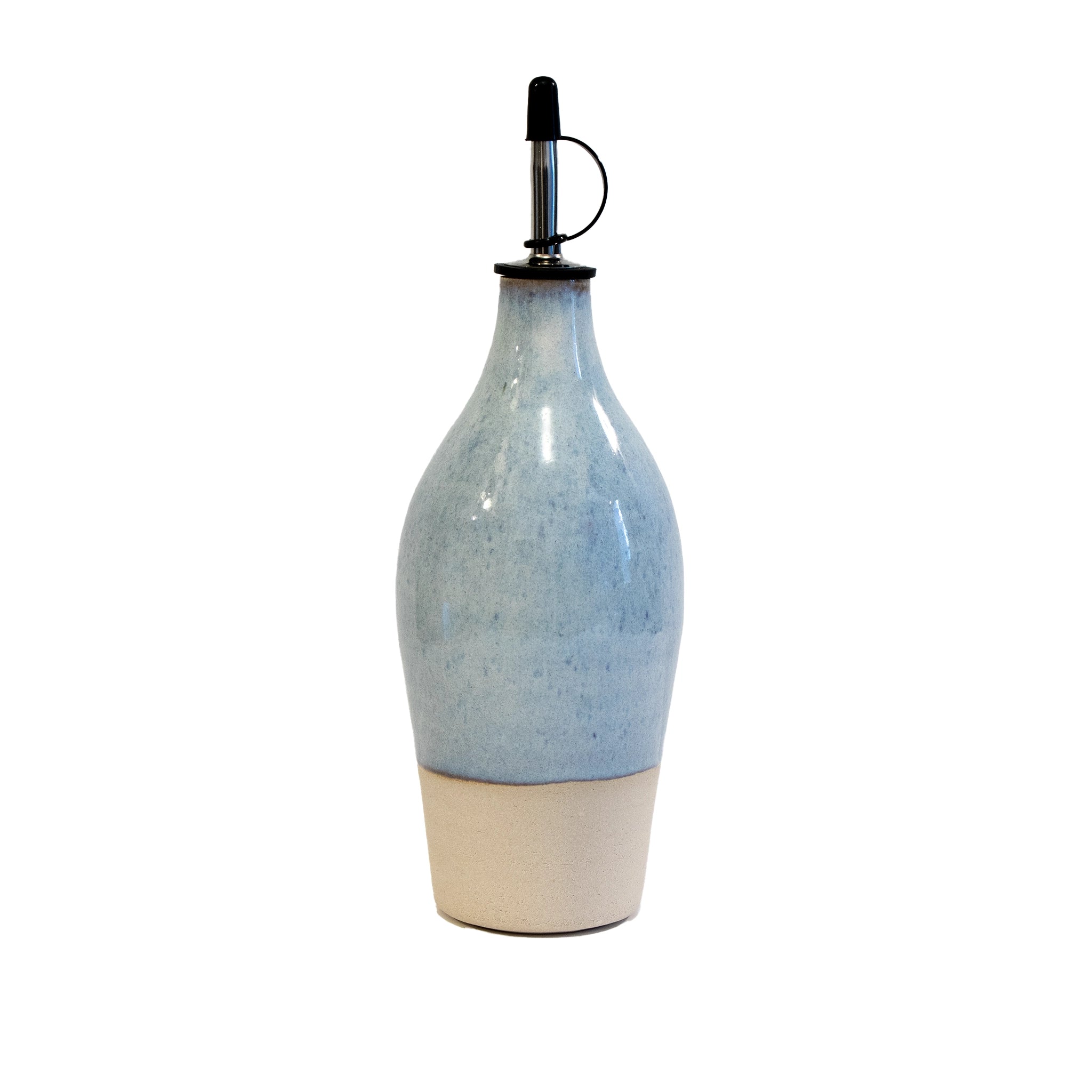 De AB Ceramics Olijfolie Fles Wit Opaal 54 cl heeft een handgeblazen fles van keramiek met een lichtblauw opaal geglazuurde bovenkant, ongeglazuurde beige onderkant en een metalen schenktuit met zwarte dop, ontworpen door AB Ceramics en afgebeeld op een witte achtergrond.