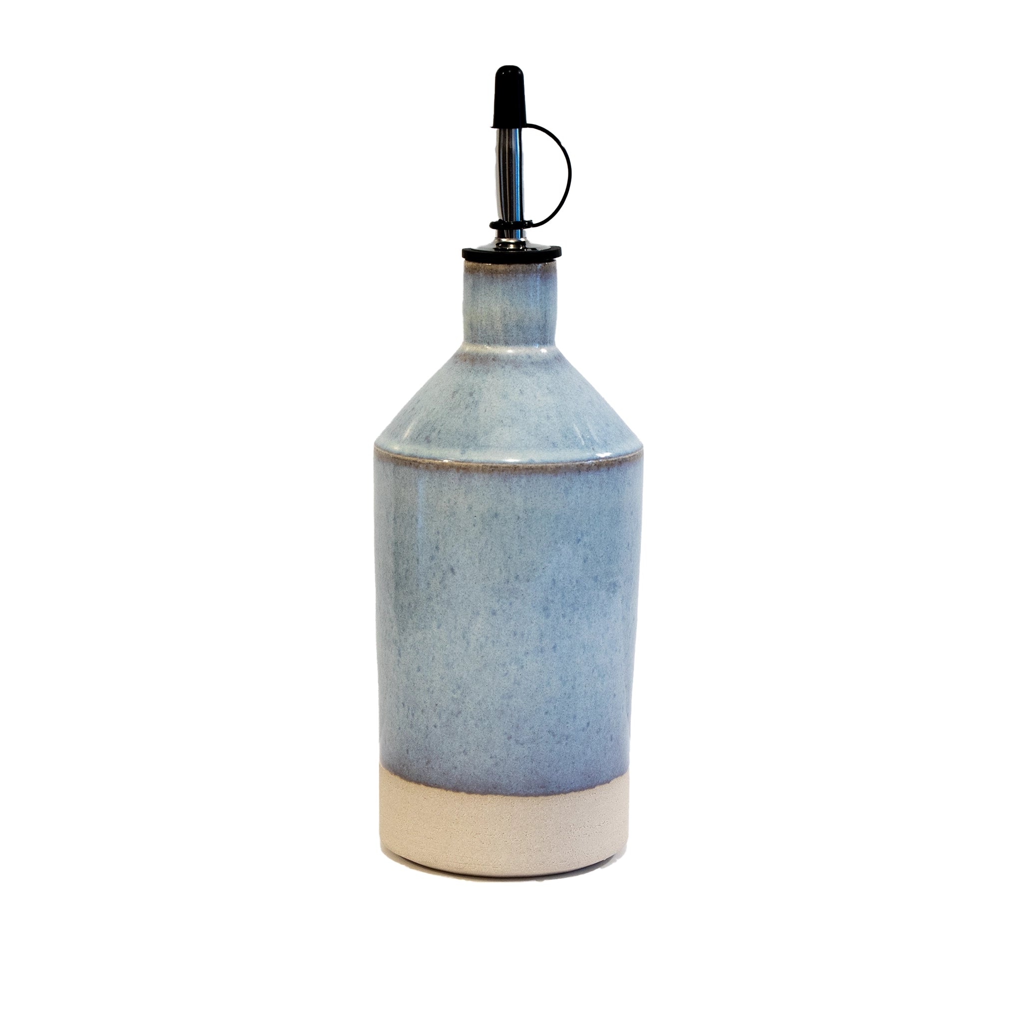 De AB Ceramics Olijfolie Fles Wit Opaal 56 cl is een handgedraaid keramiek fles met lichtblauwe glazuur, beige basis en metalen schenktuit met zwarte dop-een stijlvolle toevoeging aan je keuken accessoires.