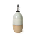 De AB Ceramics Olijfolie Fles Wit Opaal 70 cl heeft handgegoten keramiek met een matbeige basis, glanzend lichtgrijze bovenkant en is afgewerkt met een metalen schenktuit en zwart rubberen dop.