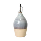De AB Ceramics Olijfolie Fles Wit Opaal 85 cl is een handgedraaide keramische fles met matte blauw-grijze bovenkant, beige onderzijde en metalen schenktuit-een stijlvolle keukenaccessoire van AB Ceramics.