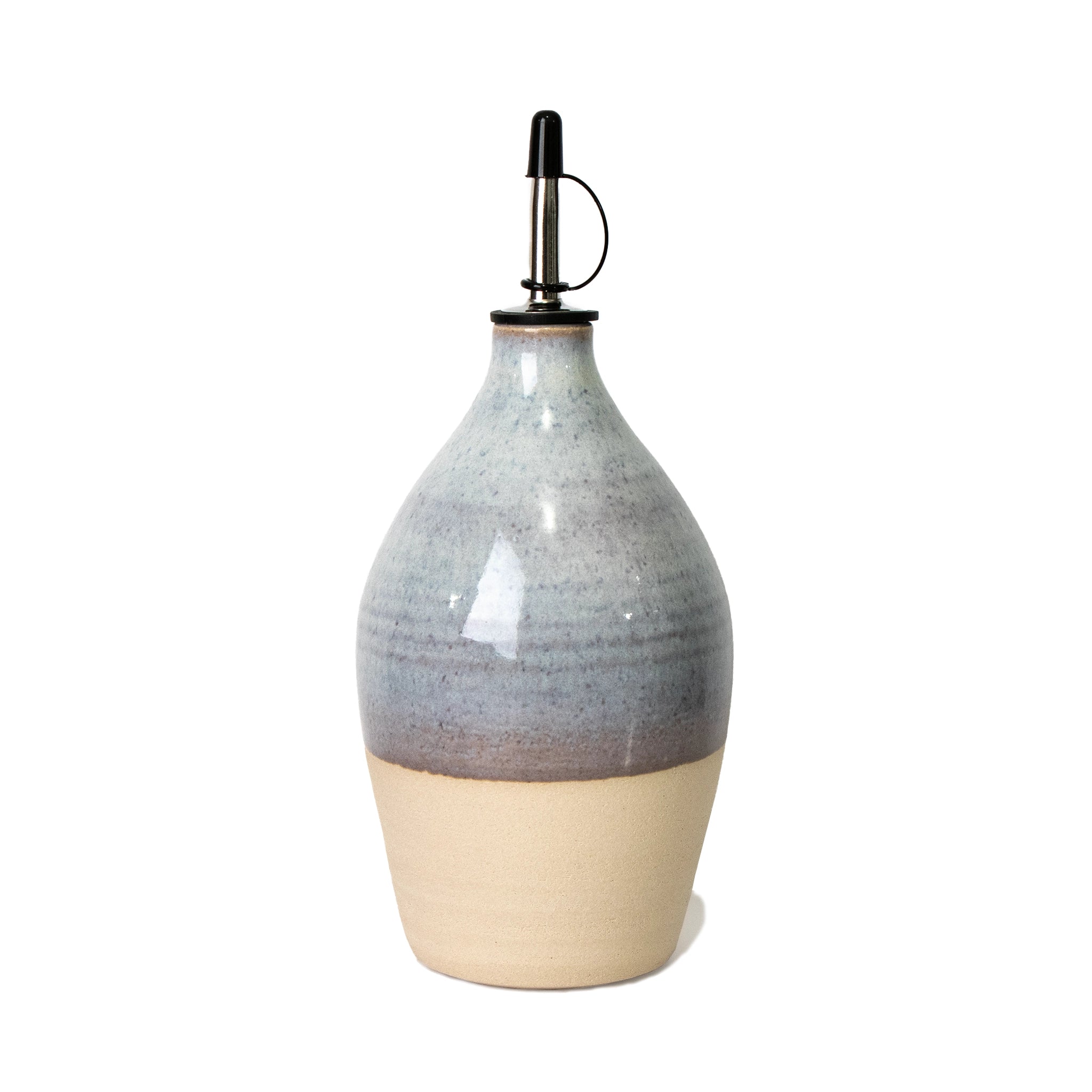 De AB Ceramics Olijfolie Fles Wit Opaal 85 cl is een handgedraaide keramische fles met matte blauw-grijze bovenkant, beige onderzijde en metalen schenktuit-een stijlvolle keukenaccessoire van AB Ceramics.