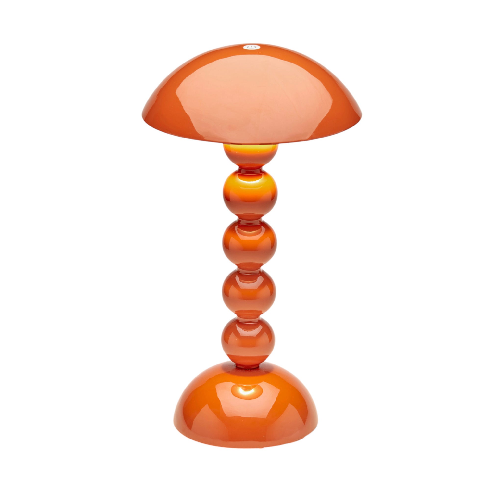 De Addison Ross Bobbin Lamp LED Oplaadbaar Oranje van Addison Ross heeft een glanzende oranje koepelkap en vier gestapelde bollen op een ronde, reflecterende voet en combineert modern design met stijlvol, oplaadbaar gemak.