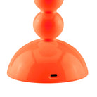 Close-up van de voet van de Addison Ross Bobbin Lamp LED Oplaadbaar Oranje, met de nadruk op de ronde vorm en de discrete oplaadpoort - een elegante weergave van Addison Ross' kenmerkende strakke ontwerp.