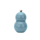 De Addison Ross Chubby Zout-en Pepermolen Chambray 12 cm is een blauwe, glanzende zoutmolen in de vorm van een dubbele kalebas met een zilveren knop en keramisch maalwerk, geïsoleerd afgebeeld op een witte achtergrond.